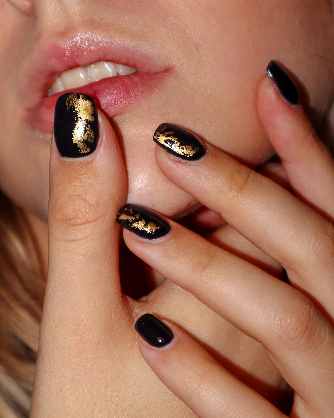 specks of gold trendy gel nails