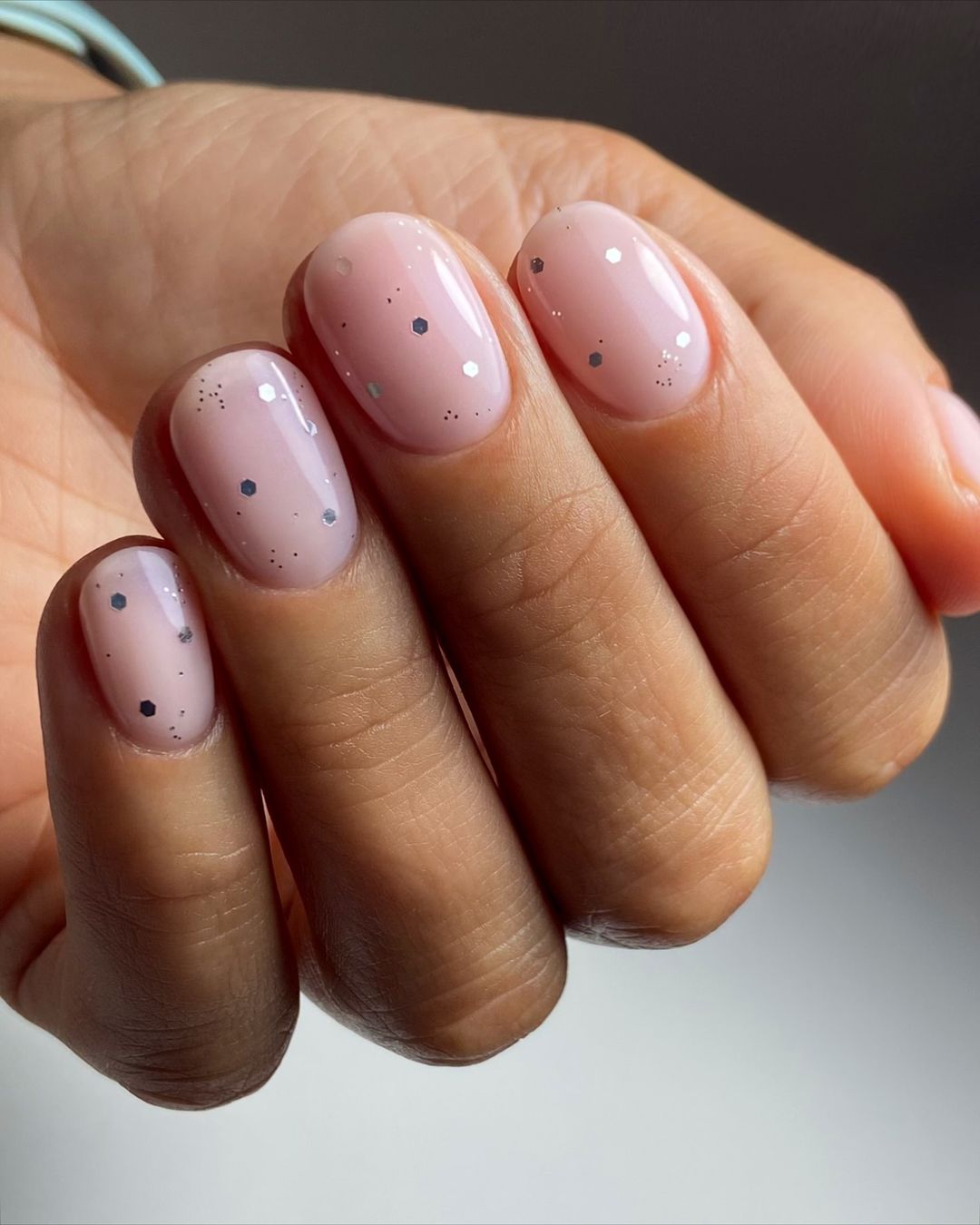 saupoudrer les paillettes sur les ongles en gel à la mode