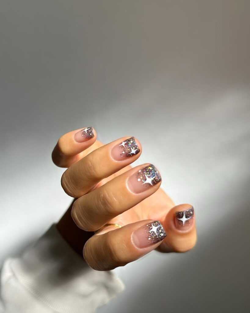 Uñas brillantes con estrellas