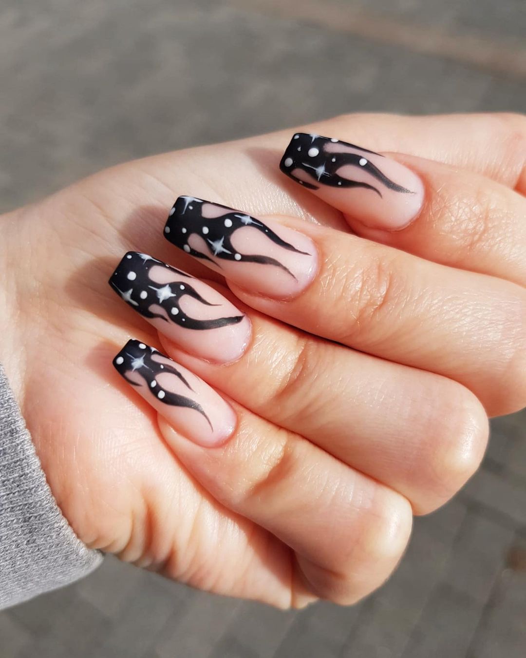 desenho de unhas com chama estrelada