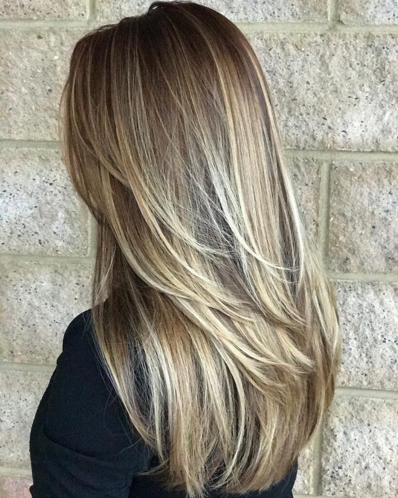 cabelo liso com camadas de penas