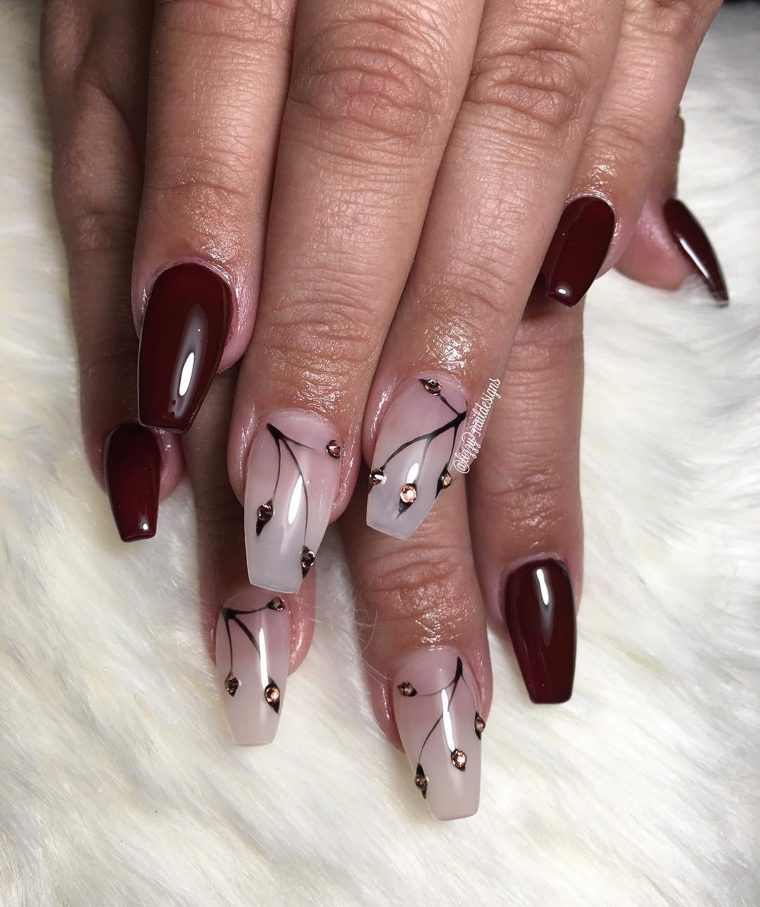 unhas de bordo cor de vinho