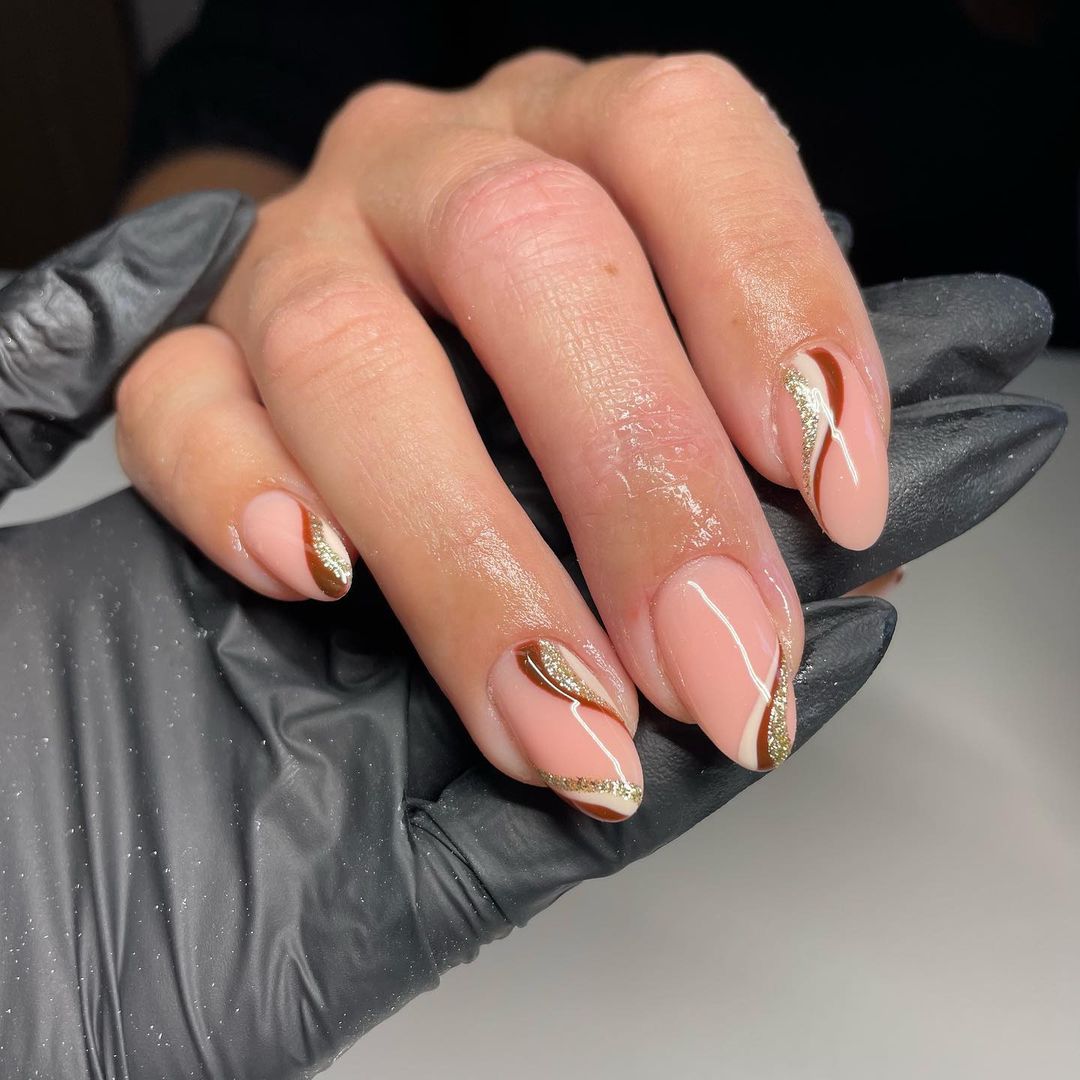 design de unhas castanho-dourado em redemoinho