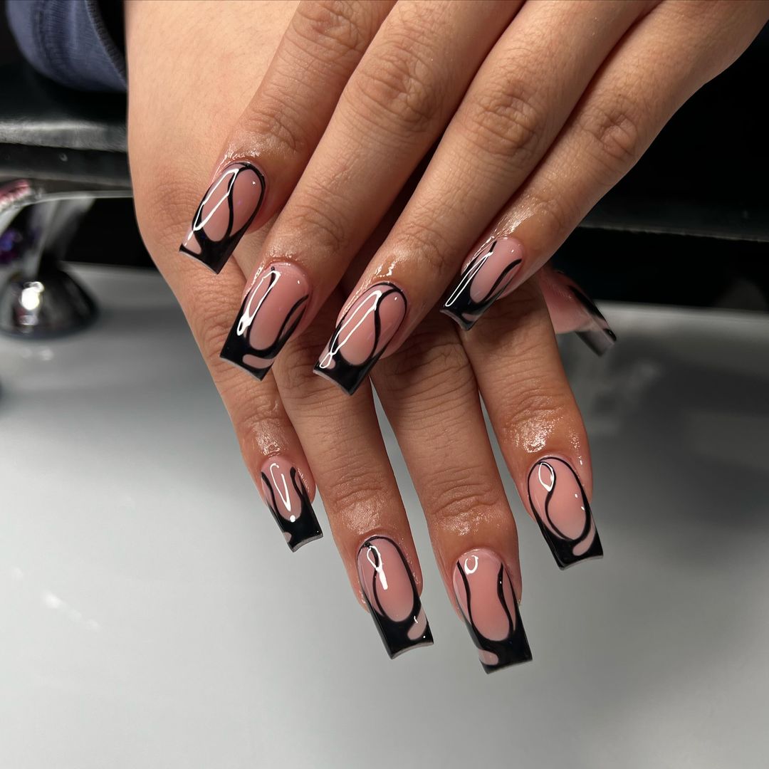 unhas francesas pretas com linhas onduladas