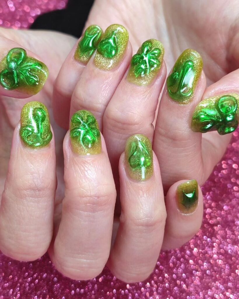 Unhas de Grinch com xarope