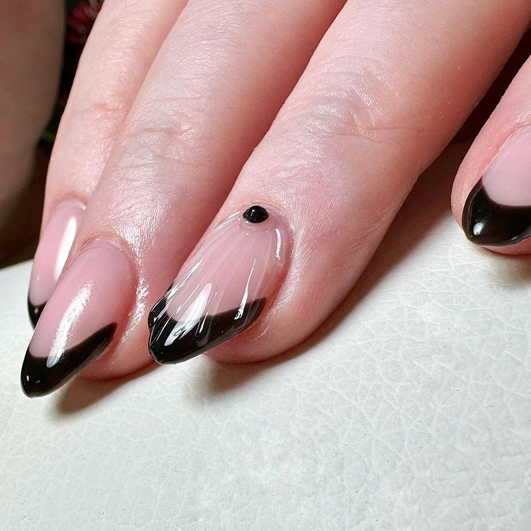 ongles french tip noirs en forme de goutte d'eau