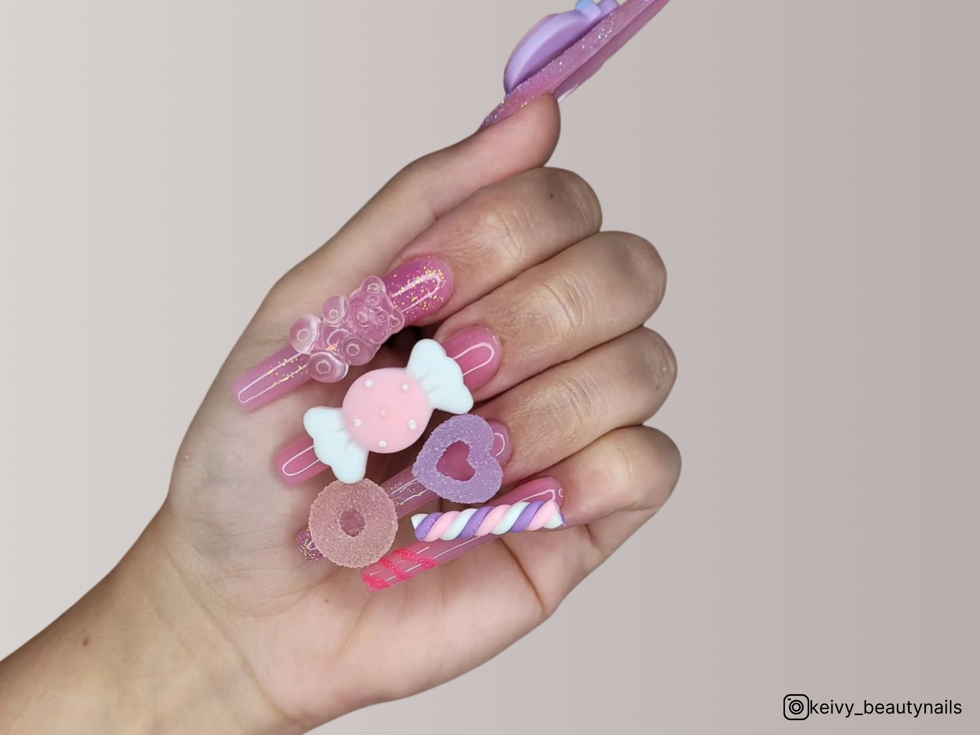 Estas unhas de rebuçado vão dar um toque doce às pontas dos seus dedos