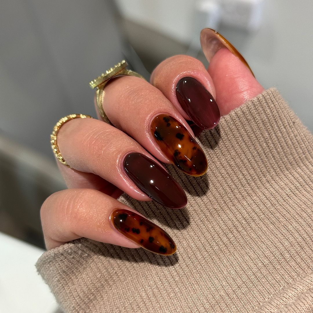 unhas estilo tartaruga em borgonha