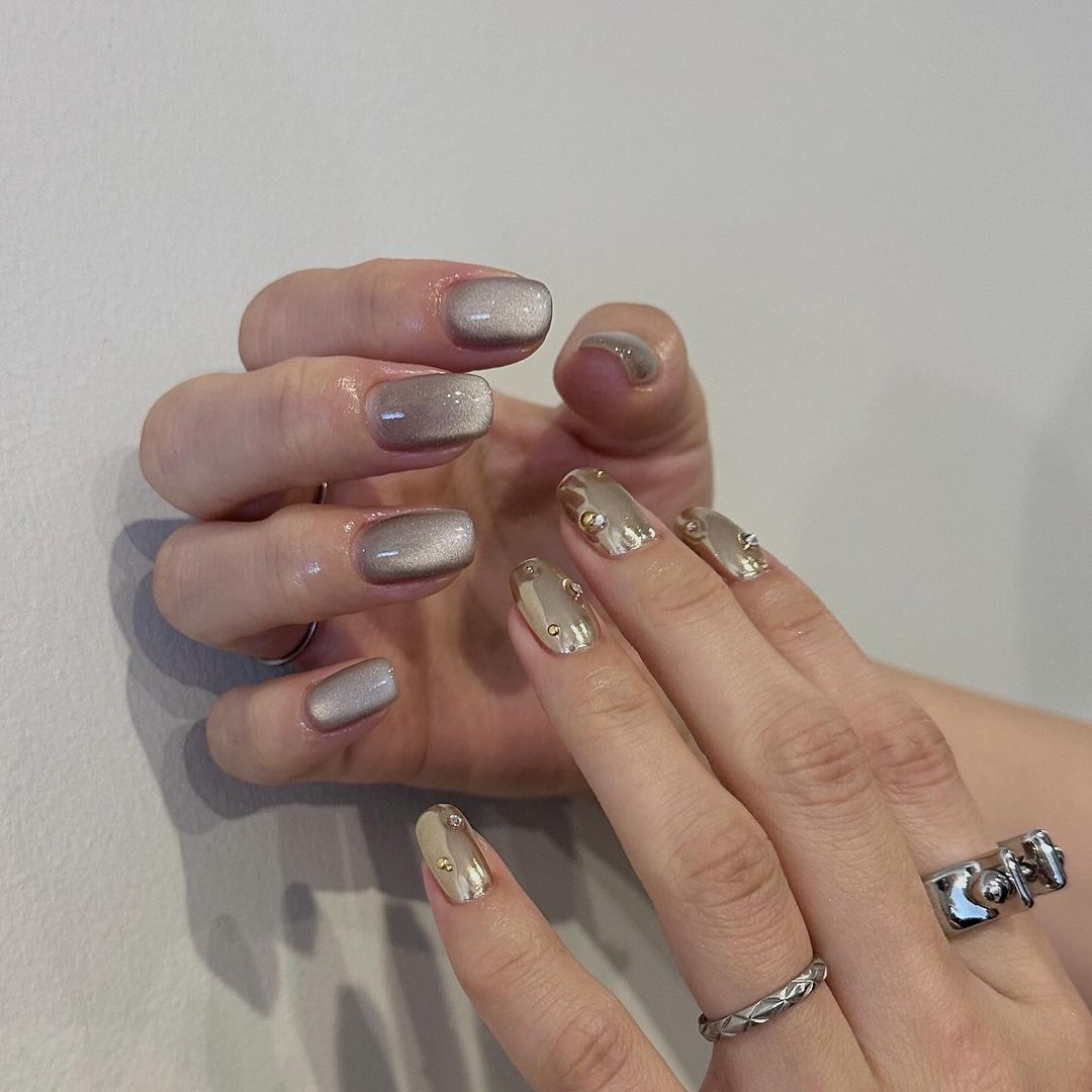 deux ongles gris différents