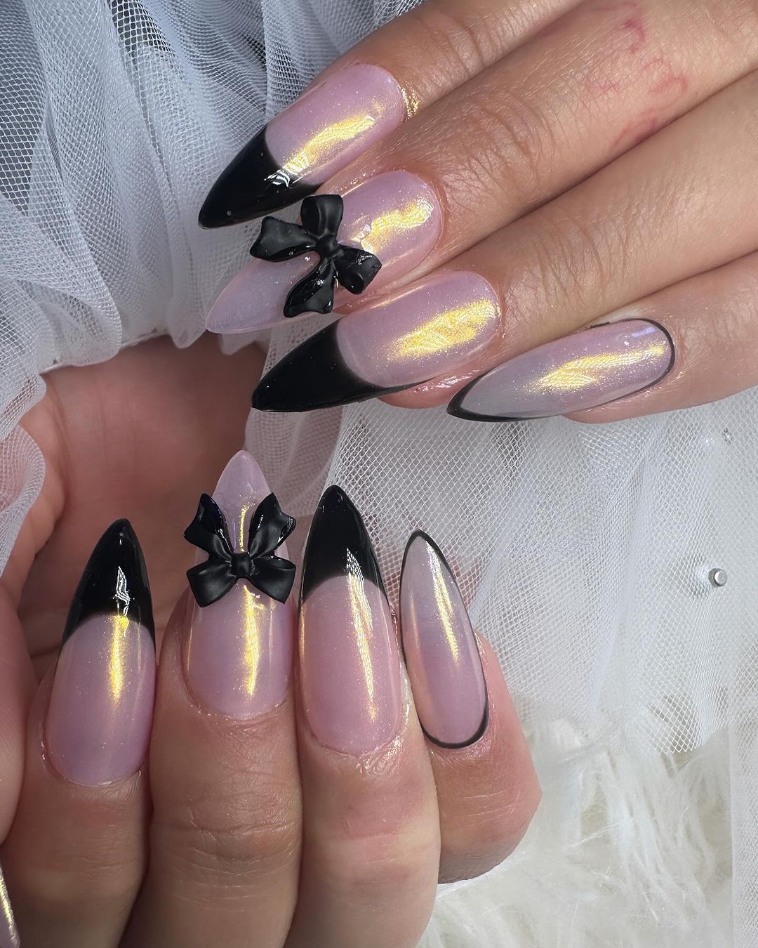 ongles french tip noirs très brillants