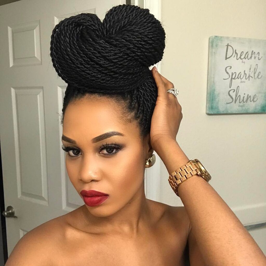 Capelli voluminosi simili a chignon senegalesi