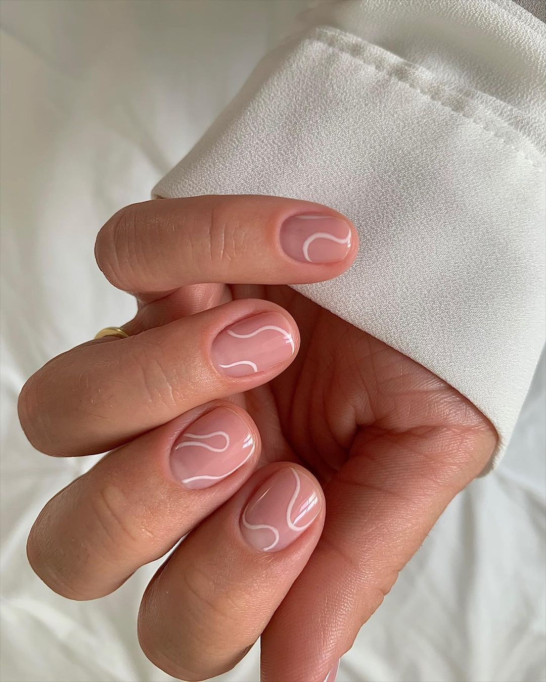 ondas de uñas minimalistas