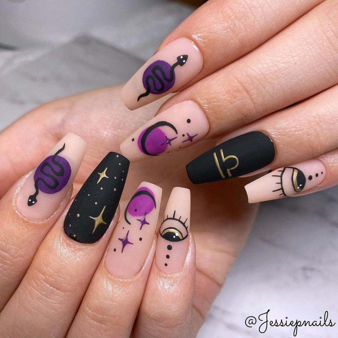 caprichoso diseño de uñas libra