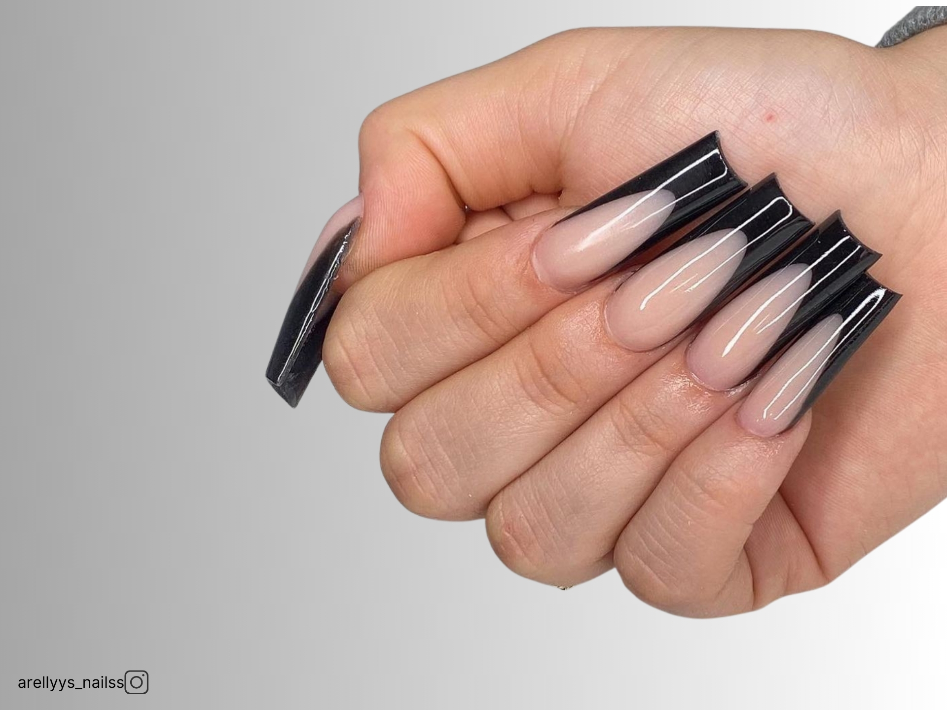 Con estas uñas negras de punta francesa no necesitarás más detalles de manicura