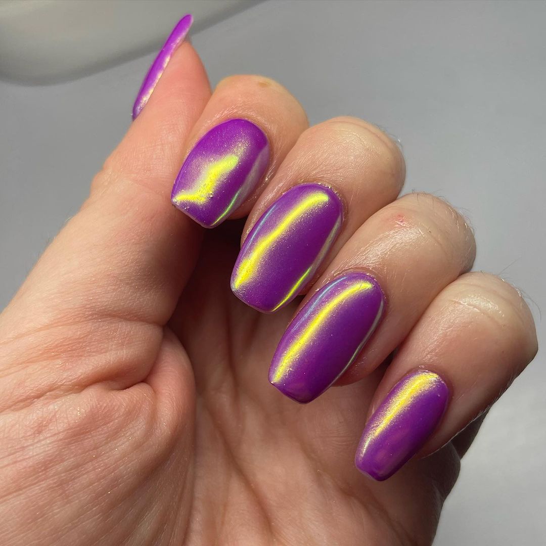 unhas cromadas com toque amarelo e roxo