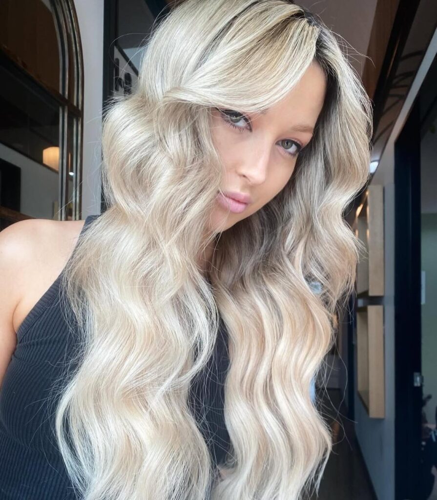 Cheveux blonds ondulés