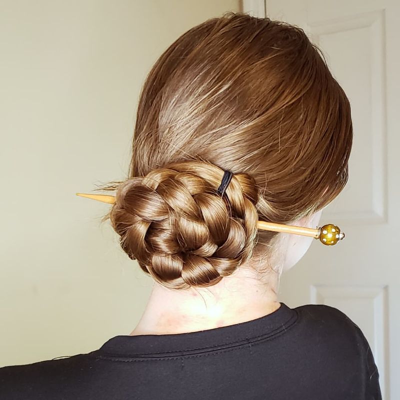 Chignon laterale intrecciato