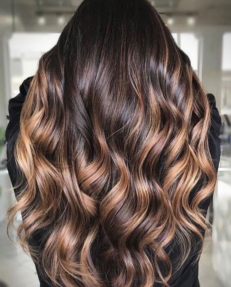 Balayage caramelo com ondas de praia