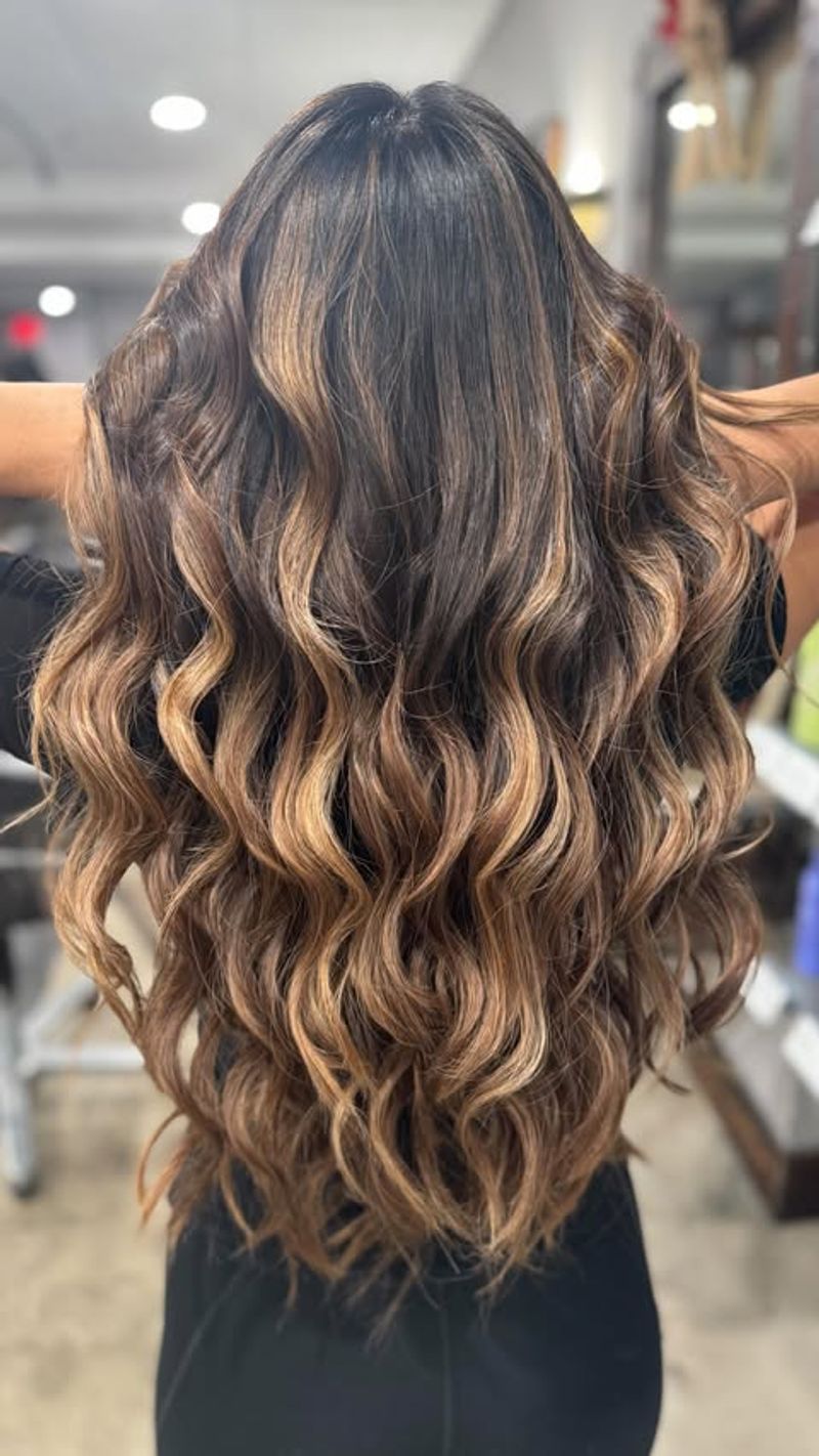 Balayage caramelo com madeixas arrojadas