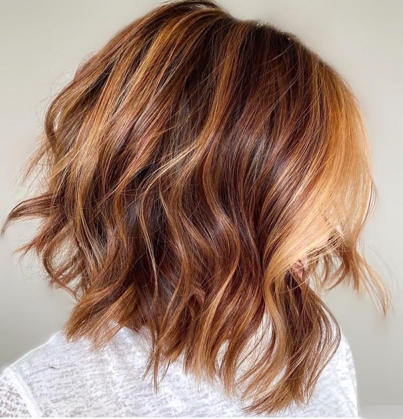 Balayage caramelo com tons de cobre