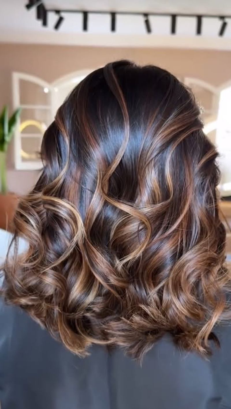 Balayage caramelo com caracóis suaves