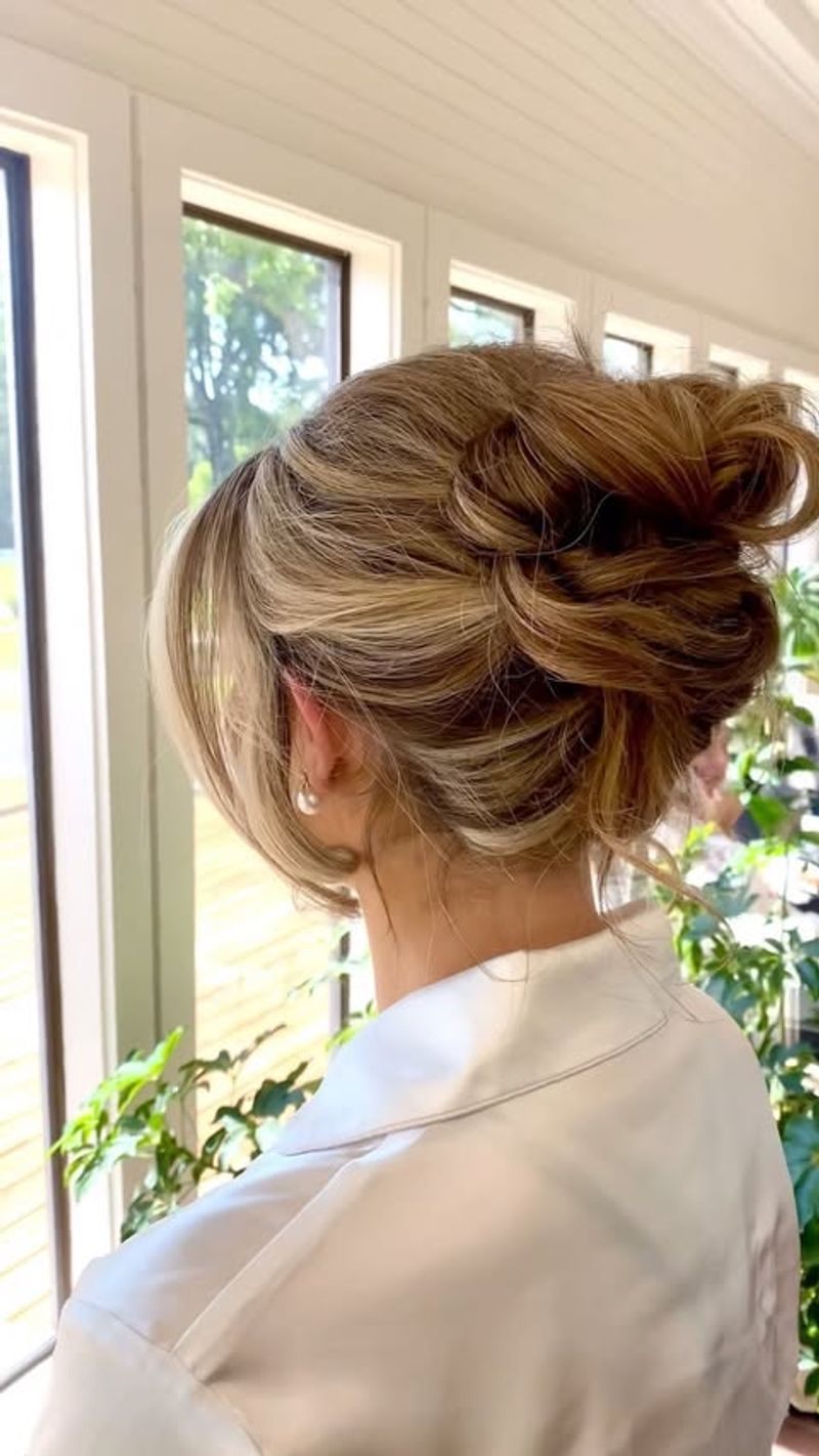 Franja com penas e penteado torcido