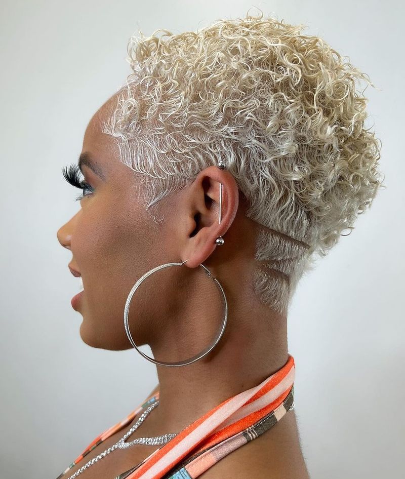 Pixie piumato con design undercut