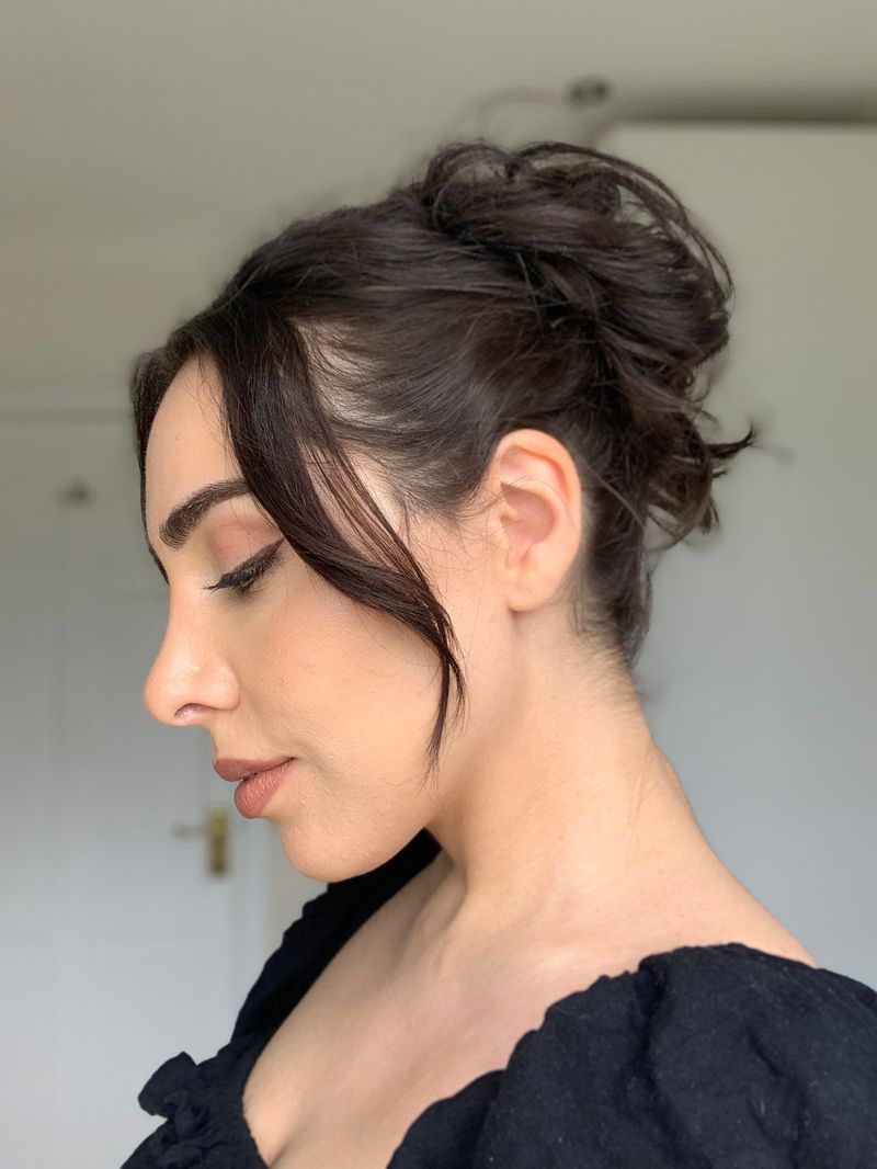 Chignon disordinato con ciuffi