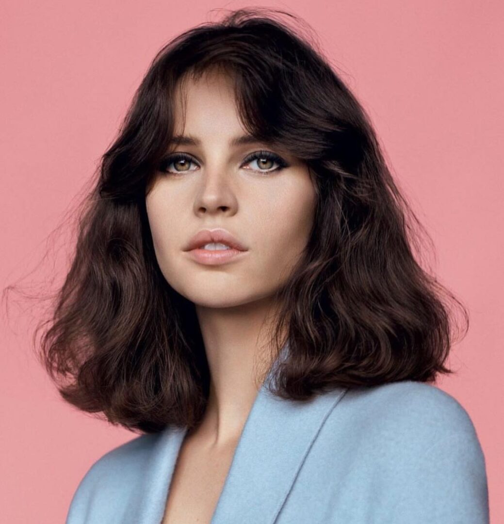 30 Stunning Hairstyles With Feathered Bangs Trending In 2025