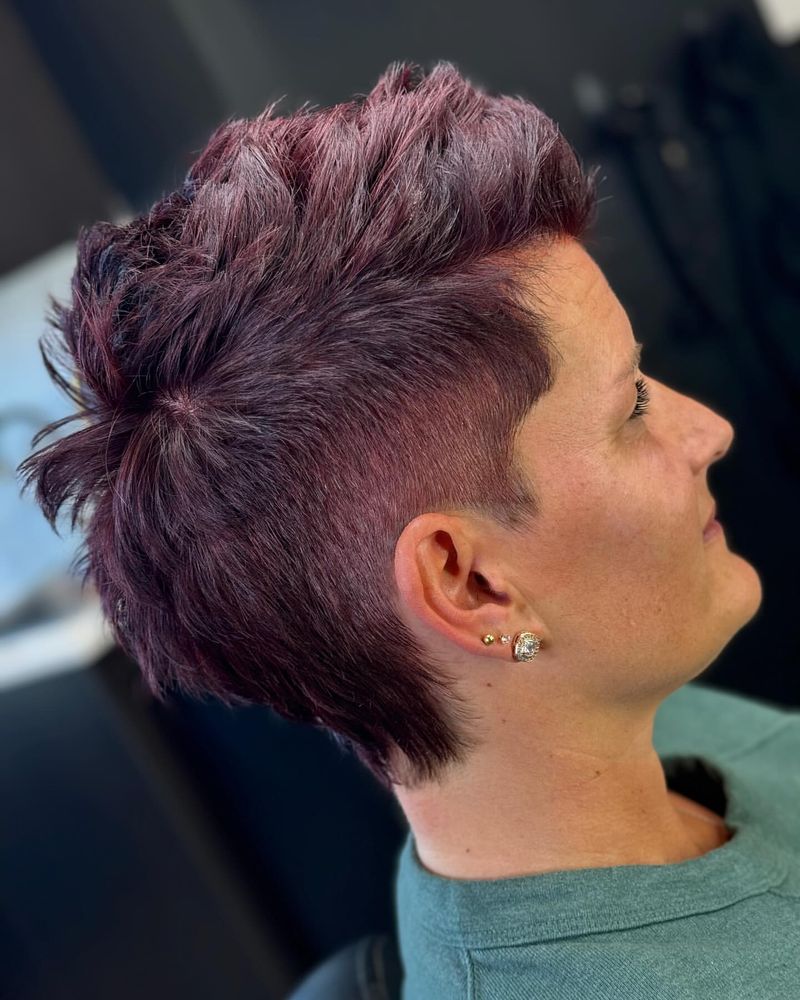 Magia dei capelli pixie Mohawk