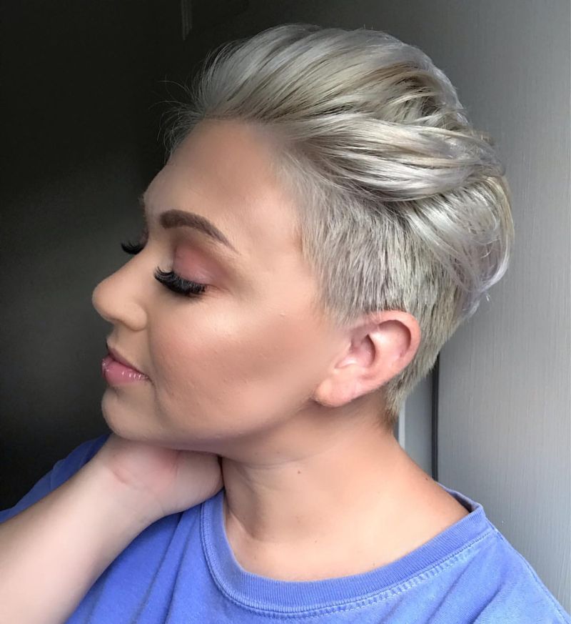 Pixie undercut lisciato all'indietro