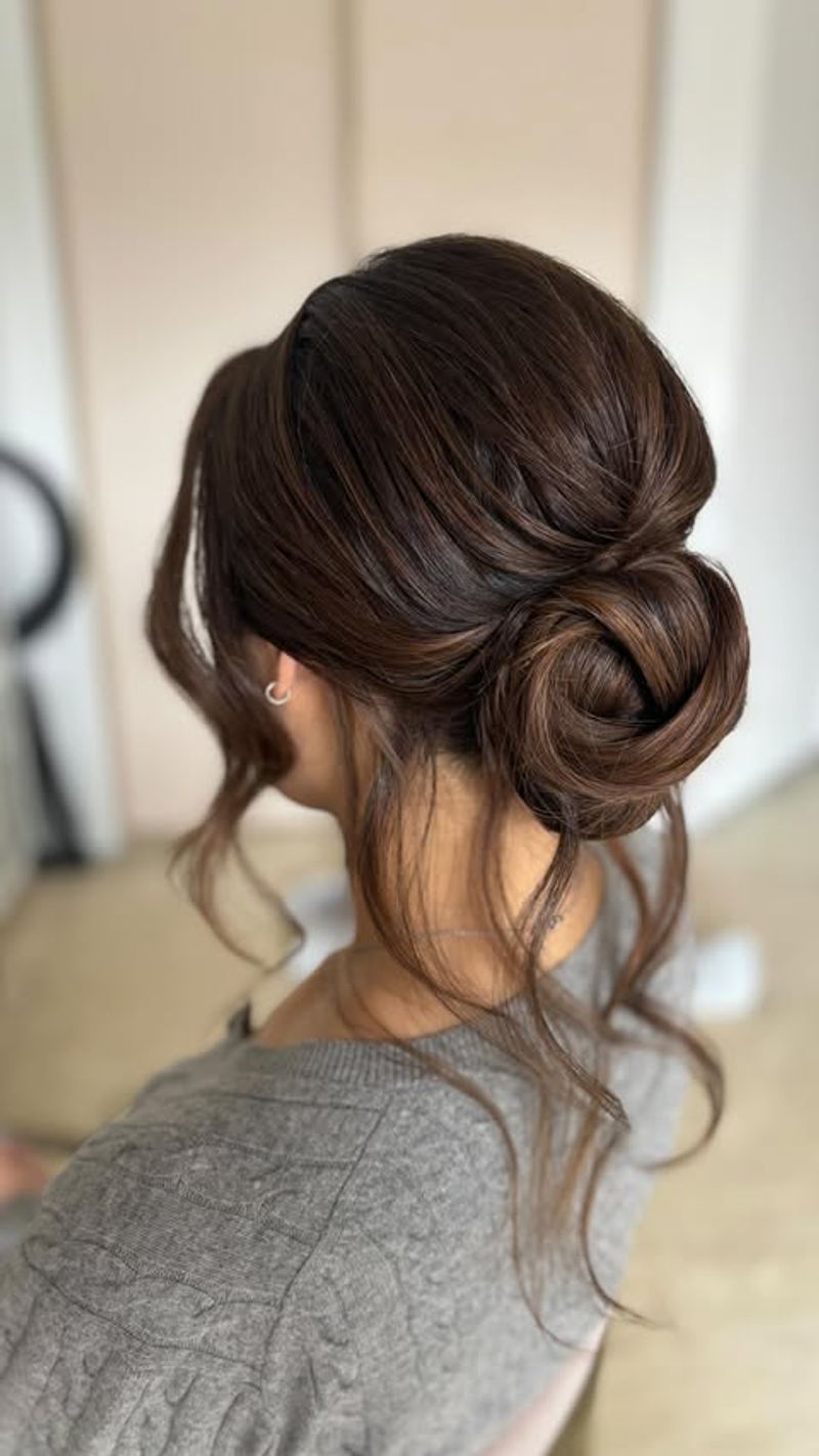 Updo morbido con ciocche sciolte