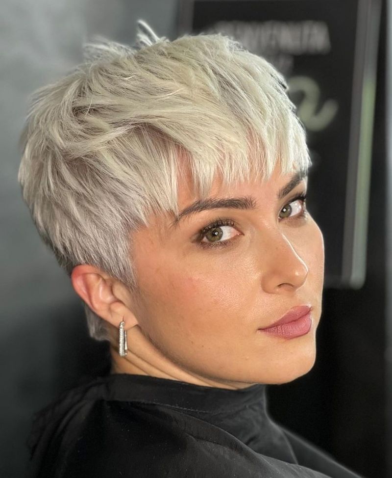 Pixie undercut con frangia spuntata