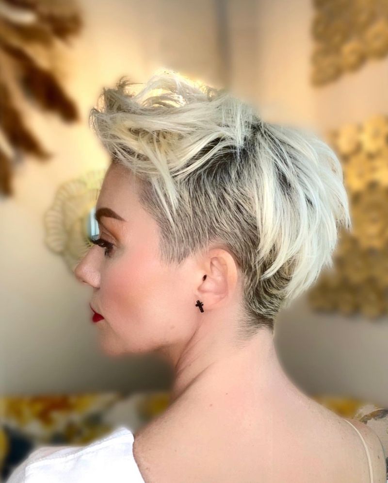 Pixie undercut con parte laterale