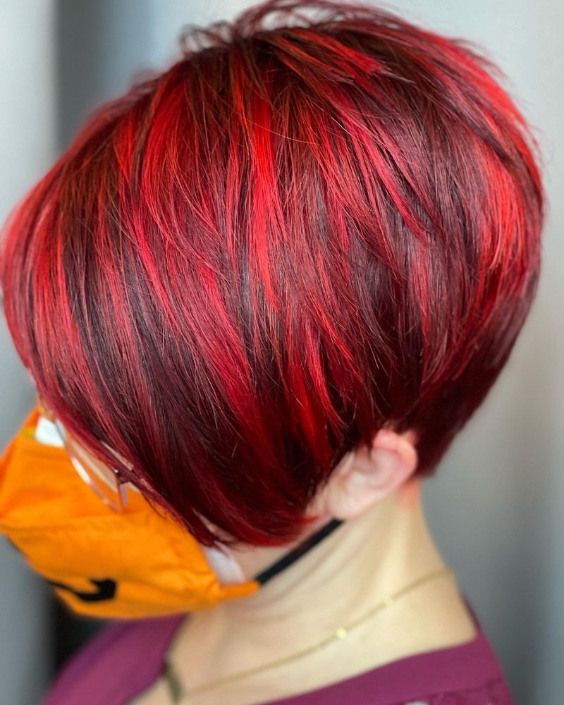 Mechas de color rojo vivo