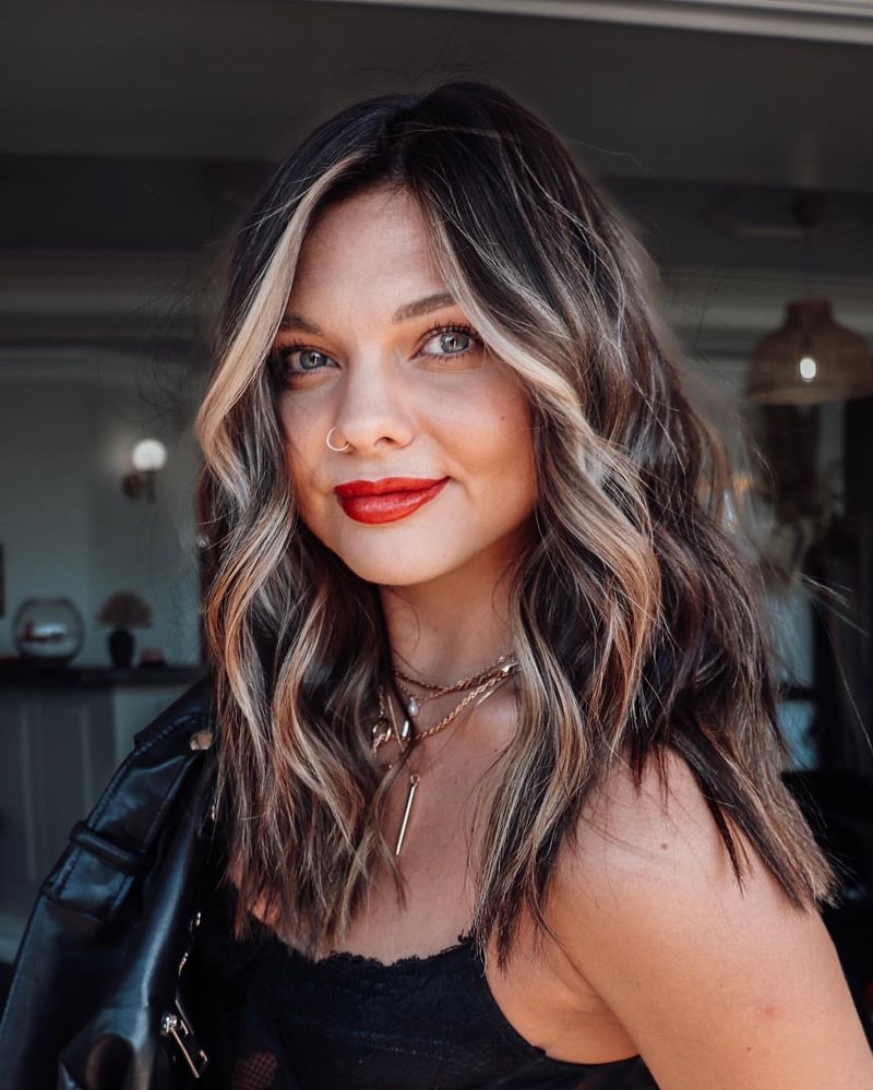 Wavy Shoulder-Length Hair