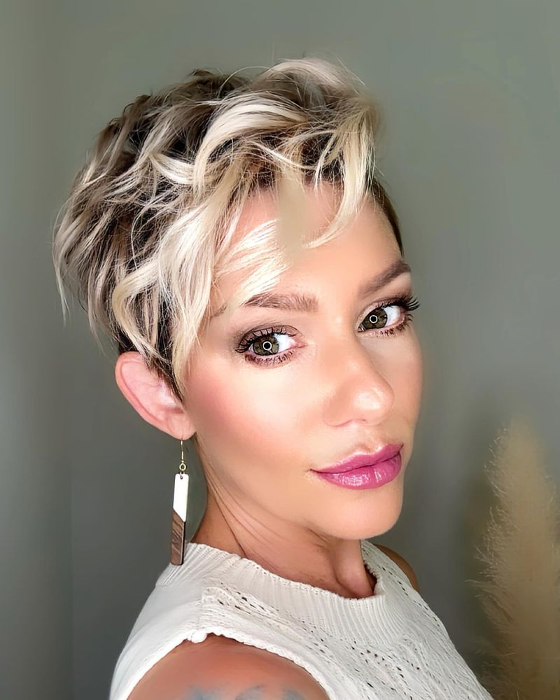 Pixie bouclé asymétrique