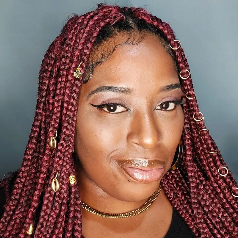 Box Braids vermelho cereja com anéis de prata