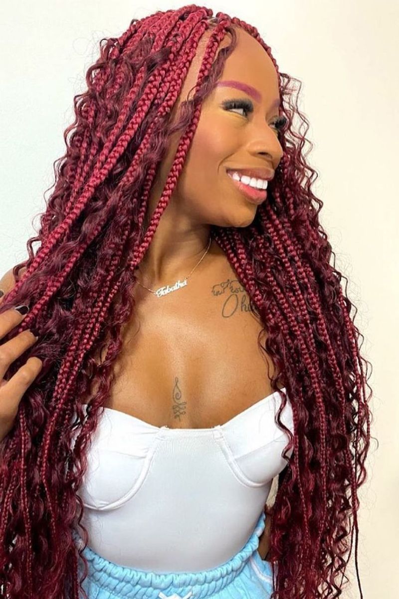 Box Braids vermelho-carmesim com fios dourados