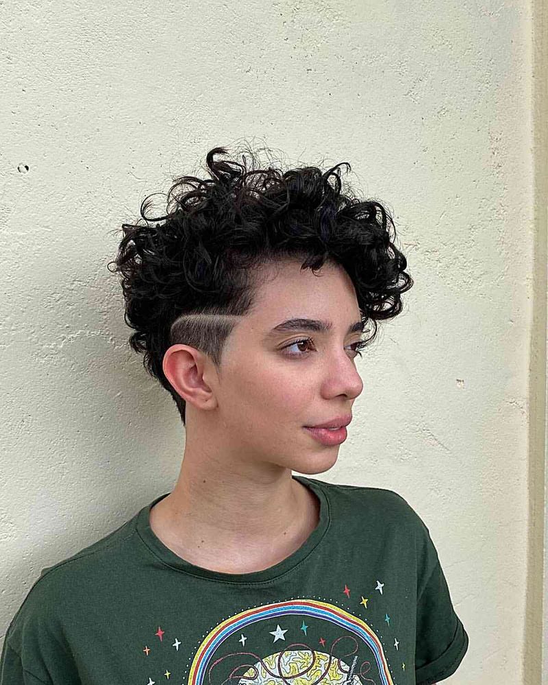 Pixie bouclé avec undercut