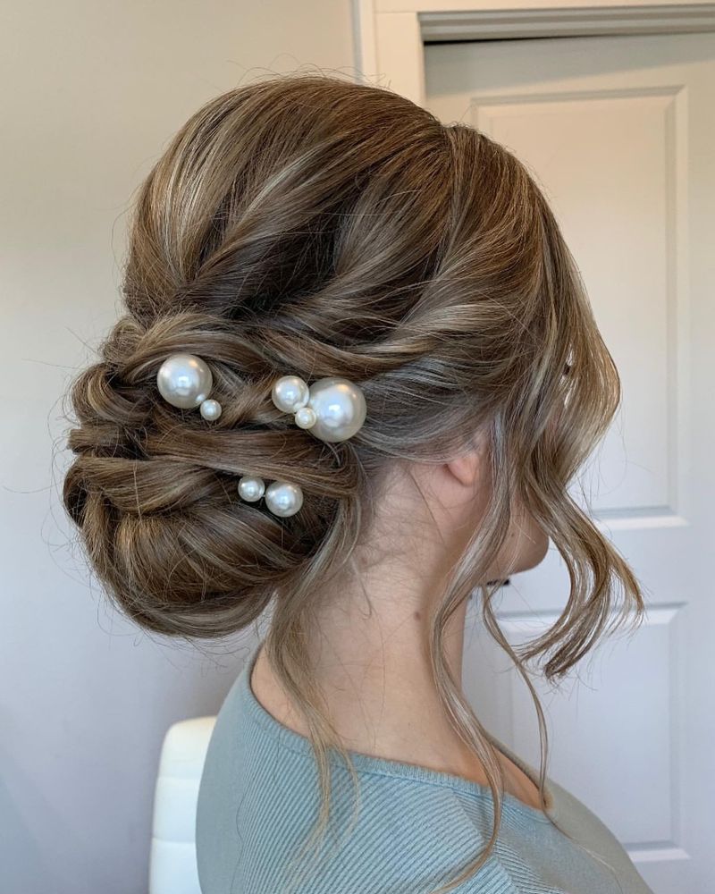 Coiffure élégante avec des perles