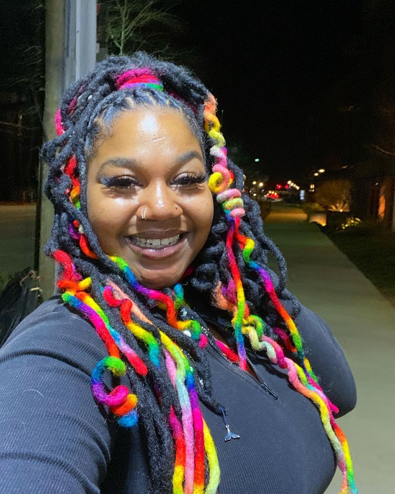 Faux Locs com cores do arco-íris