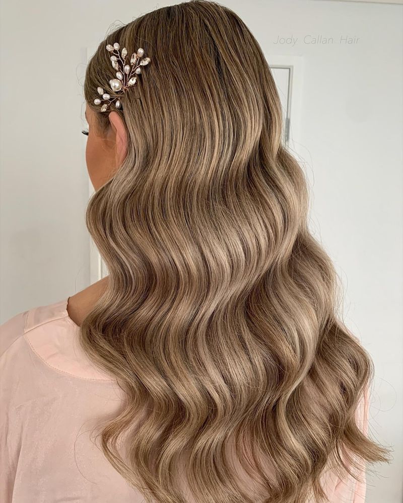 Ondas glamorosas com uma torção