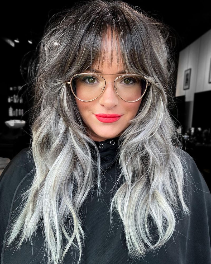 Cheveux gris avec boucles douces