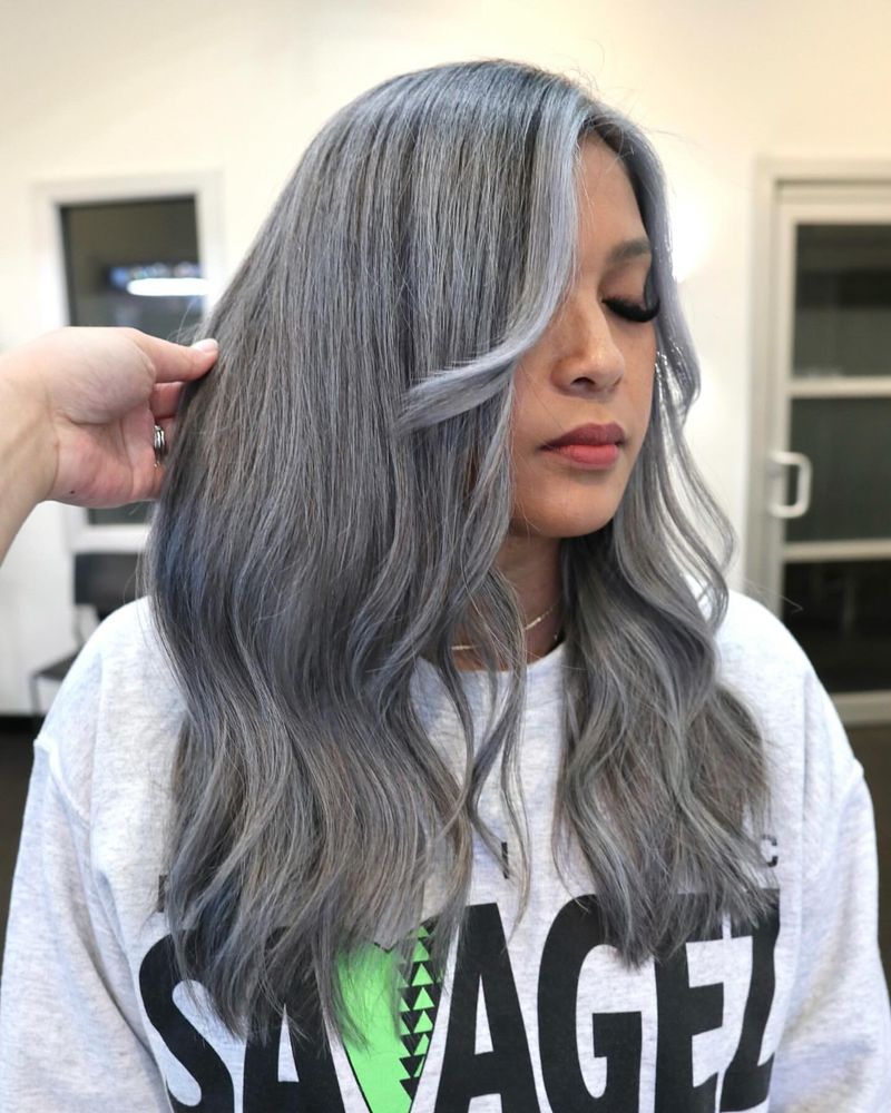 Cheveux gris avec des mèches douces