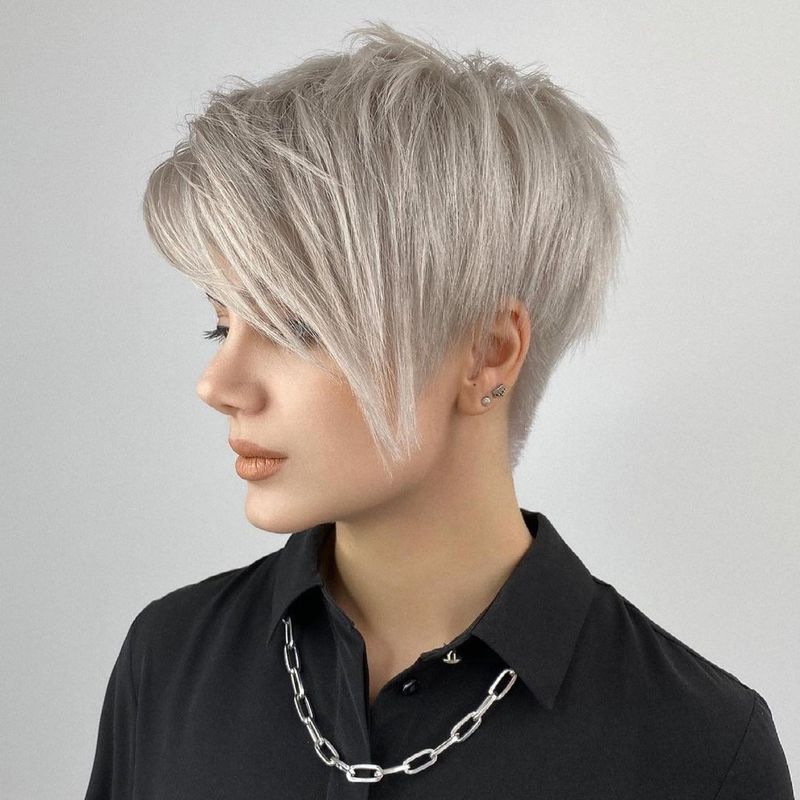 Pixie grigio con undercut