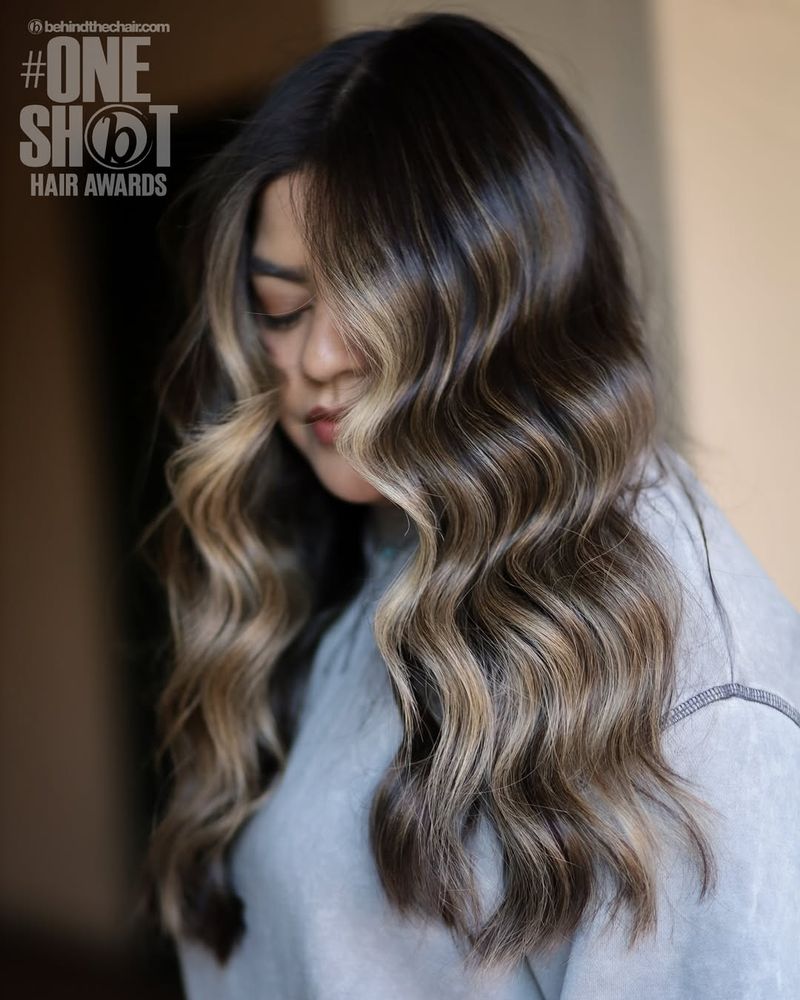 Cabello a capas con ondas onduladas