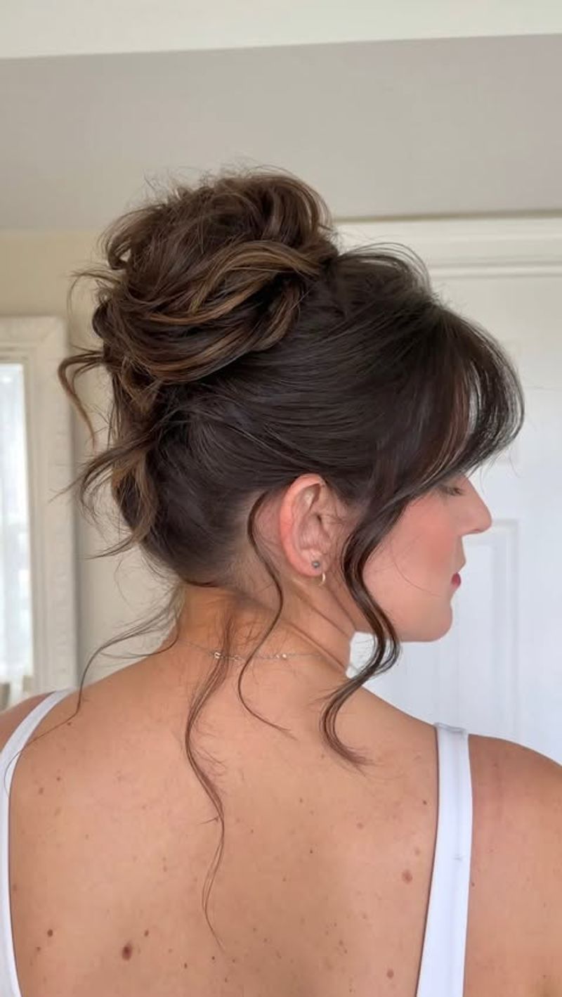 Chignon désordonné avec franges