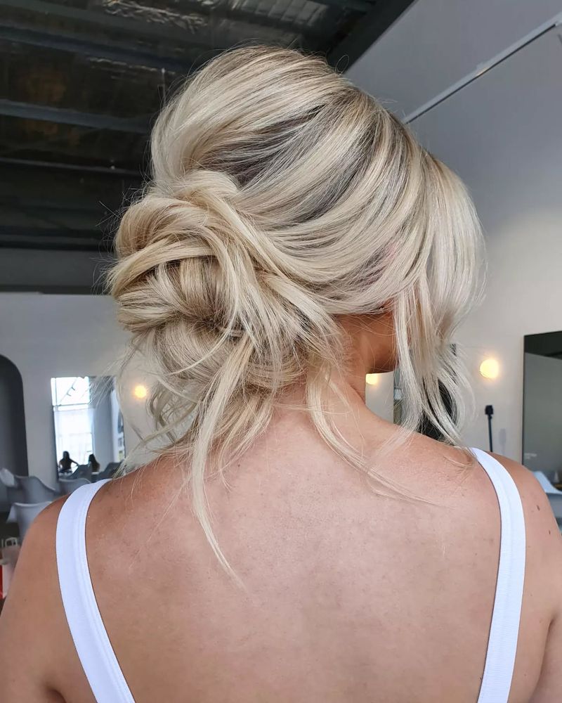 Chignon désordonné avec des mèches