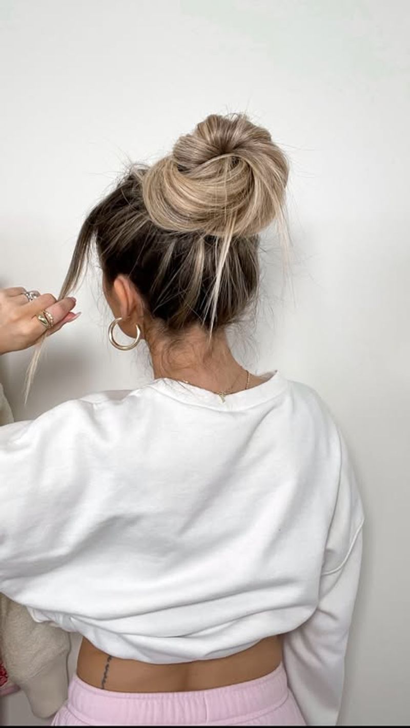 Chignon disordinato con i capelli a coda di rondine